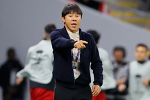 Kêu ca trước khi gặp tuyển Việt Nam, HLV Shin Tae Yong bị chỉ trích dữ dội