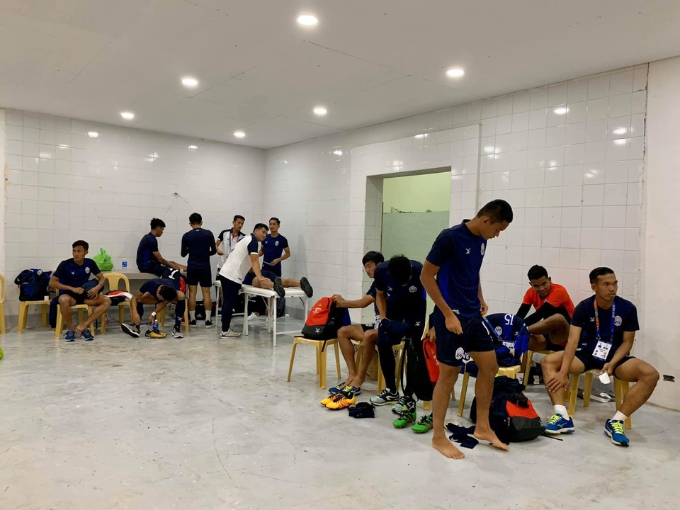 Phòng thay đồ nhếch nhác, U22 Brunei để hành lý ngoài... đường piste - 1 Phòng thay đồ nhếch nhác, U22 Brunei để hành lý ngoài... đường piste - 1