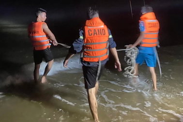 Lấy thuyền thúng ra biển chơi, 2 thanh niên mất tích