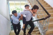 Hành trình vượt khó vào lớp 10: Nụ cười “nở” trên xe lăn