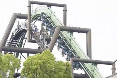 Hàng chục du khách bị treo ngược trên không trung suốt 2 tiếng khi tàu lượn gặp sự cố