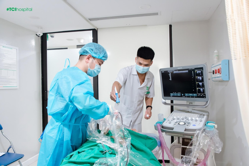Loại bỏ hơn chục u vú cho bệnh nhân 42 tuổi không cần mổ hở - 3 Loại bỏ hơn chục u vú cho bệnh nhân 42 tuổi không cần mổ hở - 3
