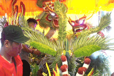 "Choáng ngợp” trước mô hình hoa, trái cây mừng 100 năm đạo Cao Đài