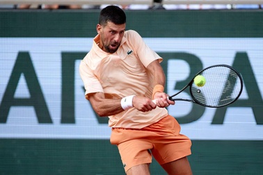 Djokovic thua ngược trước tay vợt 19 tuổi tại Roland Garros