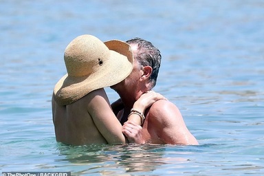 Katharine McPhee hạnh phúc đi tắm biển cùng bạn trai hơn 34 tuổi