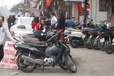 Bãi trông xe thả sức “chặt chém”, móc túi hoành hành