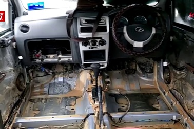 Malaysia: Ô tô ngâm trong nước lũ đổ về chật kín các gara