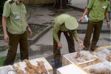 Gần 400 kg chân bò rút xương không nguồn gốc thành mồi nhậu