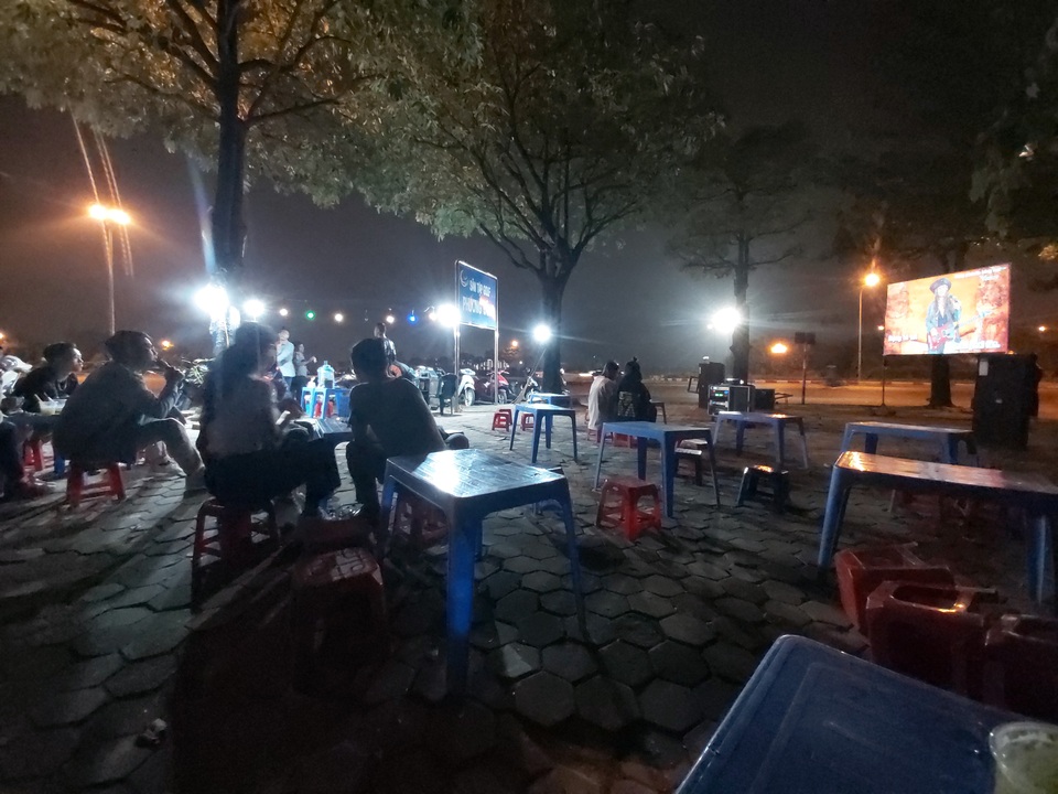Karaoke lộ thiên trên vỉa hè tra tấn người Hà Nội - 1 Karaoke lộ thiên trên vỉa hè tra tấn người Hà Nội - 1
