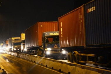 Đêm xuống xe rầm rập “hành quân” để né CSGT