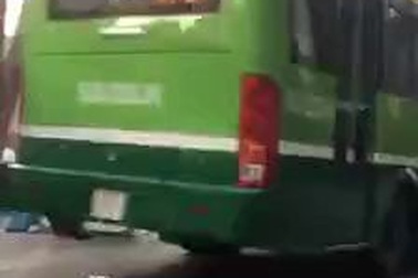Xe buýt “học đòi” xe máy leo vỉa hè Sài Gòn