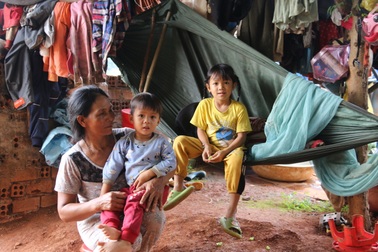 Bố mẹ bỏ đi, 3 đứa trẻ lay lắt sống cùng ông bà ngoại