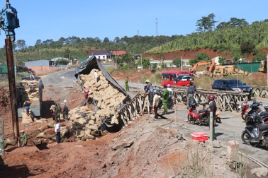 Xe tải đổ dốc tốc độ cao, đâm sập cầu trên quốc lộ