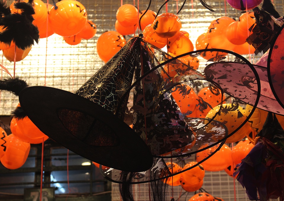 Phố Hàng Mã ngập tràn đồ chơi ma quỷ, rùng rợn trước thềm Halloween - 12 Phố Hàng Mã ngập tràn đồ chơi ma quỷ, rùng rợn trước thềm Halloween - 12