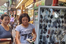 Sống khoẻ nhờ nghề "nhặt tiền lẻ" ngay vỉa hè phố cổ