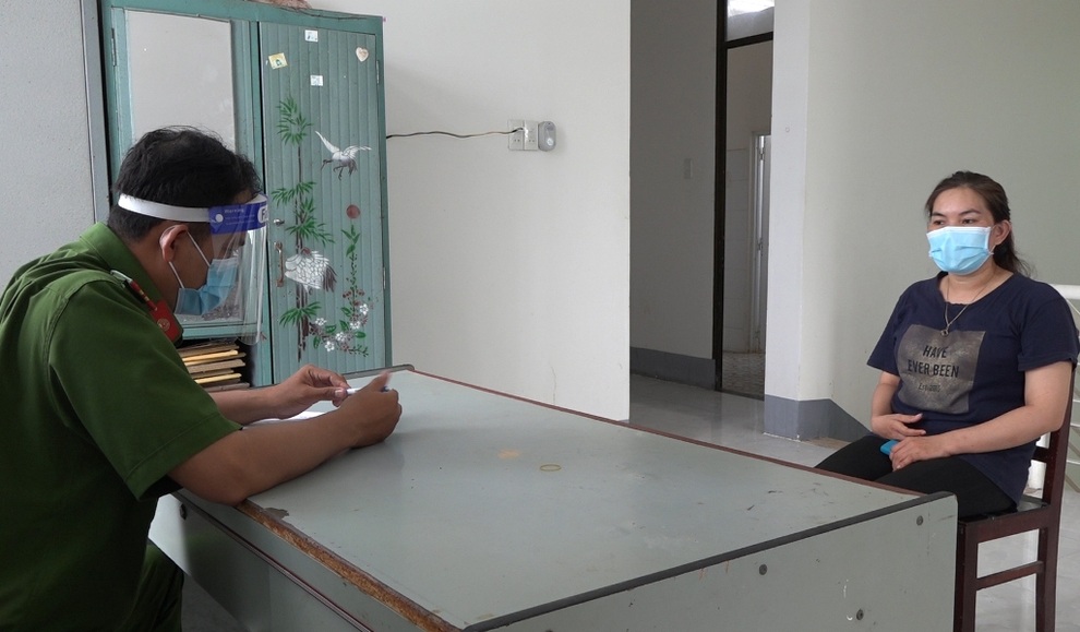 Khởi tố hình sự người phụ nữ cào, cấu mặt cán bộ tại chốt kiểm dịch - 1 Khởi tố hình sự người phụ nữ cào, cấu mặt cán bộ tại chốt kiểm dịch - 1