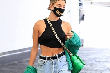 Hailey Bieber đeo túi gần 4000 USD ra phố