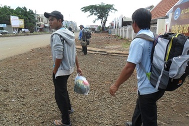 Thí sinh gấp rút trả phòng trọ lên đường dự thi đợt 2