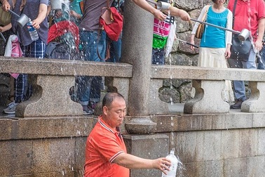 Khách Trung Quốc thản nhiên nhảy xuống hồ thiêng lấy nước