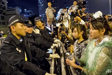 3.000 người “vây” văn phòng trưởng đặc khu Hồng Kông