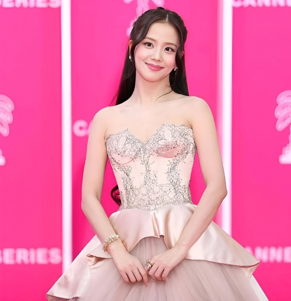Jisoo xuất hiện xinh đẹp tại Pháp giữa ồn ào cắt đứt quan hệ với anh trai - 3 Jisoo xuất hiện xinh đẹp tại Pháp giữa ồn ào cắt đứt quan hệ với anh trai - 3