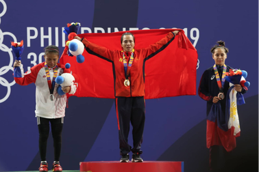 Vương Thị Huyền gặp sự cố khi nhận HCV môn cử tạ SEA Games 30