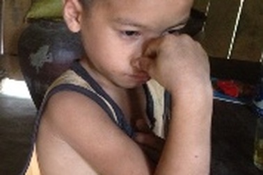 Nước mắt hai đứa trẻ hái măng rừng thương mẹ nguy kịch trên giường bệnh