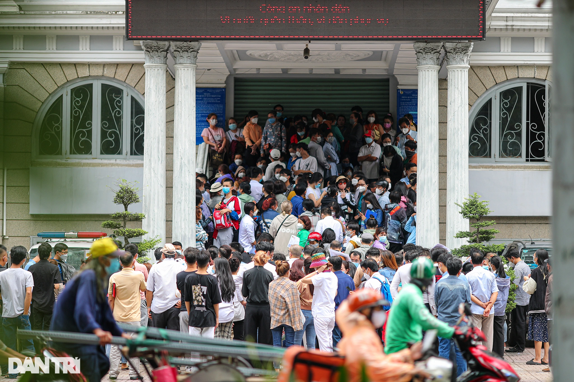 Hàng trăm người đội nắng, dầm mưa làm hộ chiếu mẫu mới ở TPHCM - 1 Hàng trăm người đội nắng, dầm mưa làm hộ chiếu mẫu mới ở TPHCM - 1