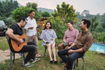 Lương Nguyệt Anh luyện hát trên đồi nhà NSƯT Việt Hoàn