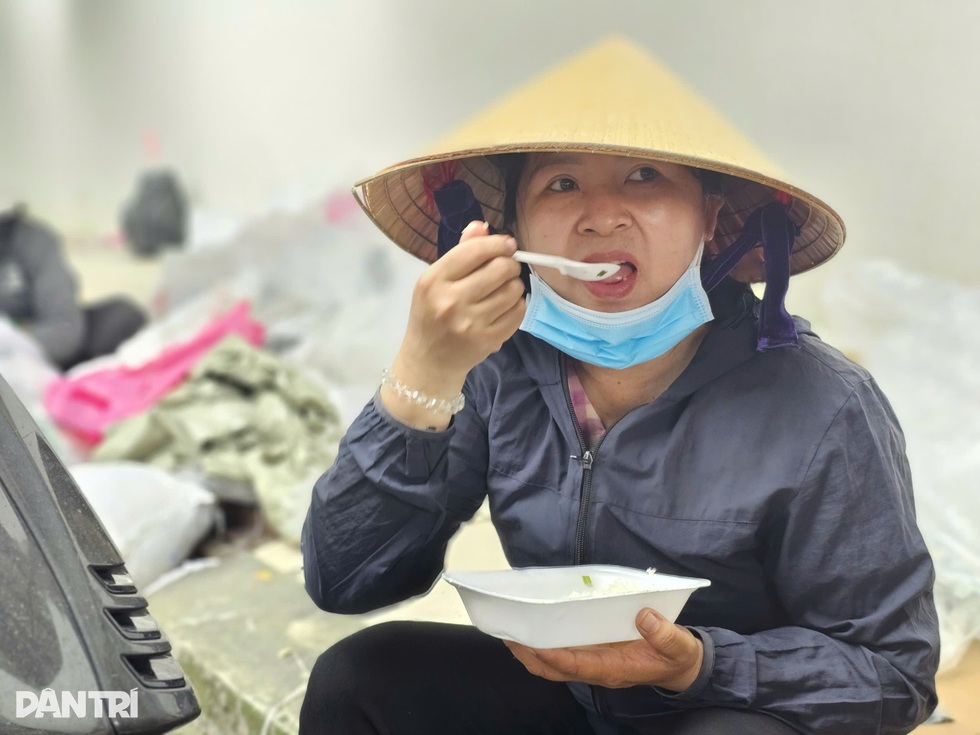 Người phụ nữ bán rau chở đầy ắp hàng cứu trợ gửi đồng bào miền Trung - 5 Người phụ nữ bán rau chở đầy ắp hàng cứu trợ gửi đồng bào miền Trung - 5