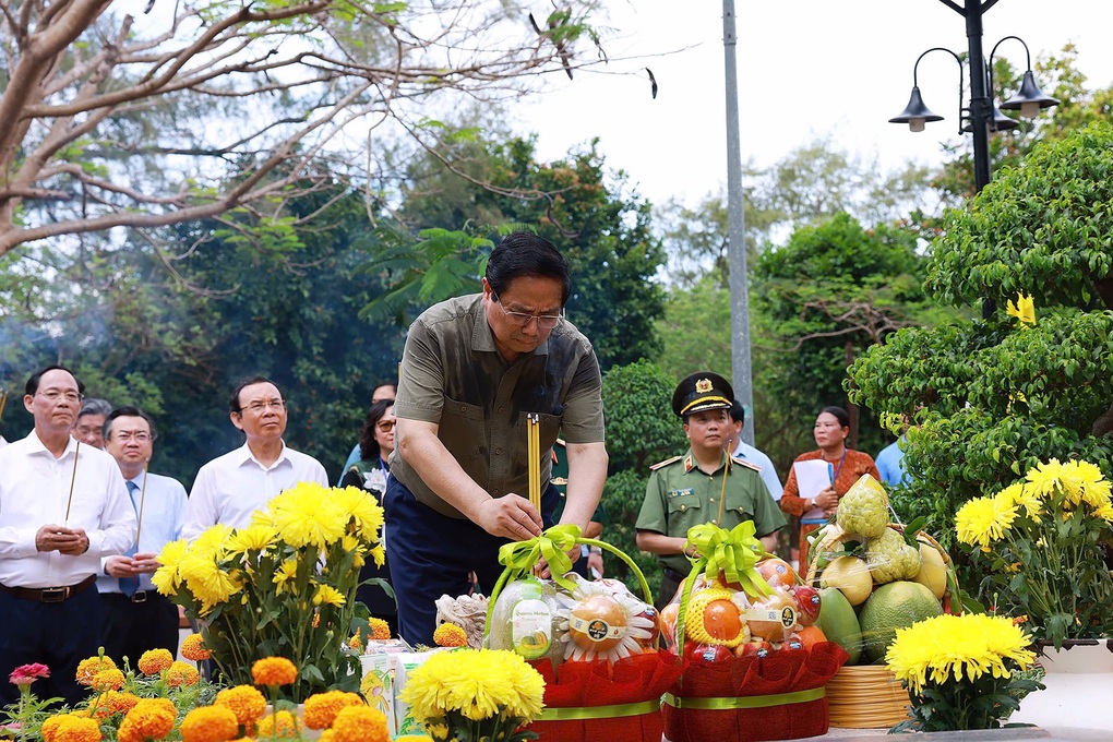 នាយករដ្ឋមន្ត្រី Pham Minh Chinh ទស្សនាទីបញ្ចុះសព Hang Duong និងអតីតអ្នកទោស Con Dao - 1