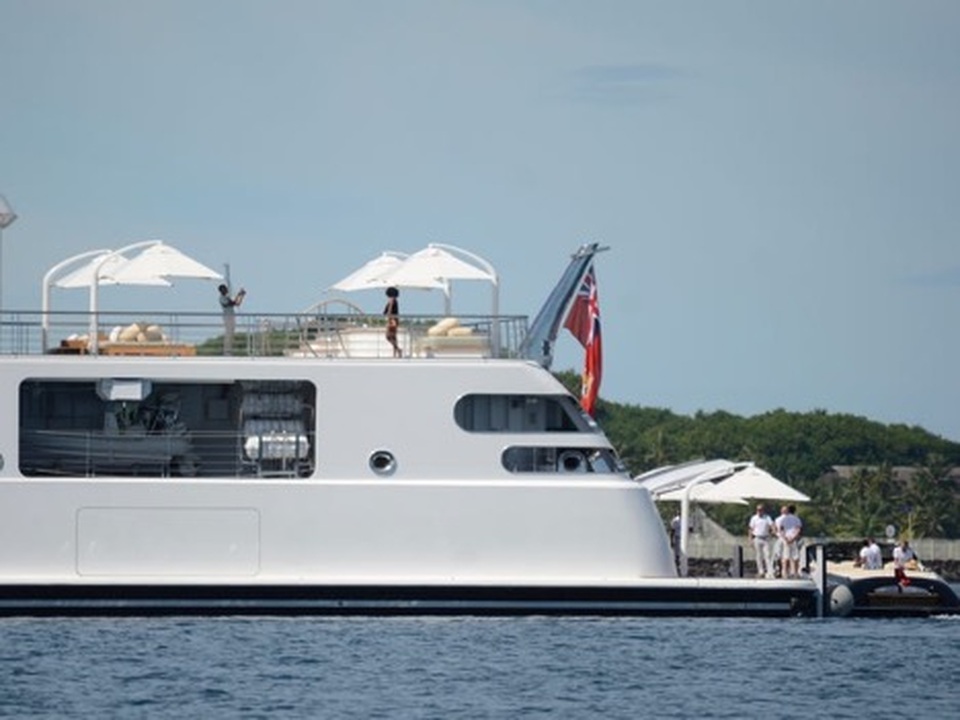 Tỷ phú Hollywood hứng búa rìu dư luận vì tự cách ly sang chảnh - 8 Tỷ phú Hollywood hứng búa rìu dư luận vì tự cách ly sang chảnh - 8