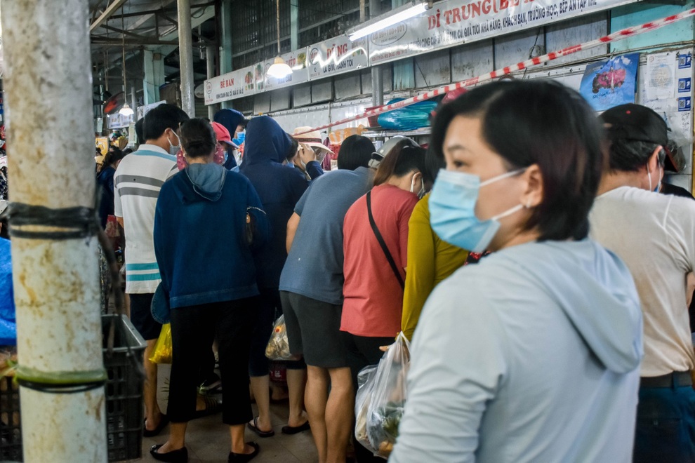 Đà Nẵng tính áp dụng ai ở đâu ở yên đó, người dân đổ xô đi mua thực phẩm - 3 Đà Nẵng tính áp dụng ai ở đâu ở yên đó, người dân đổ xô đi mua thực phẩm - 3