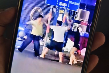 Nam thanh niên cầm nón bảo hiểm đuổi đánh người giữa trung tâm TPHCM