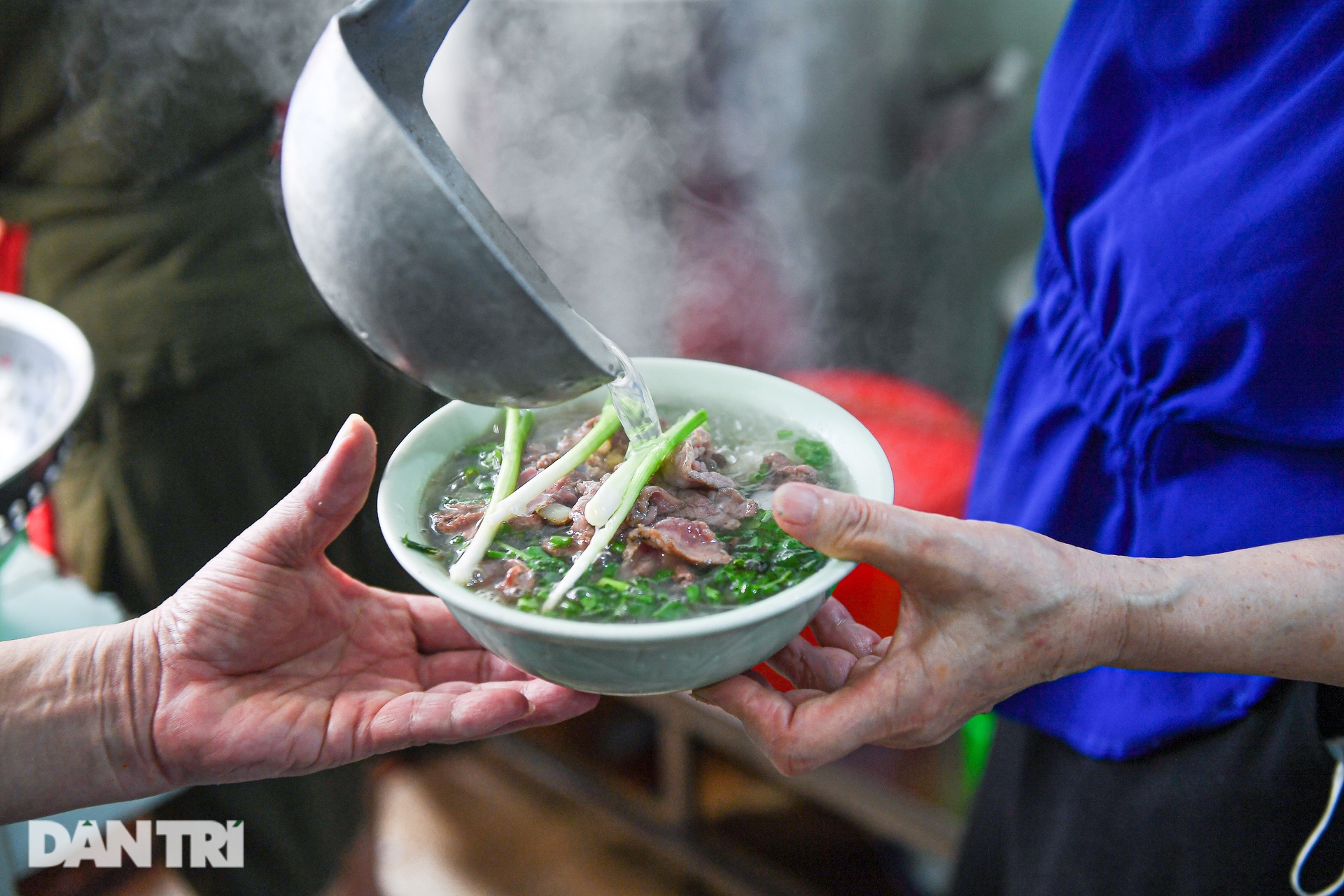 Quán phở Hà Nội chỉ bán một món, bà chủ tự ăn suốt 40 năm không ngán - 9 Quán phở Hà Nội chỉ bán một món, bà chủ tự ăn suốt 40 năm không ngán - 9