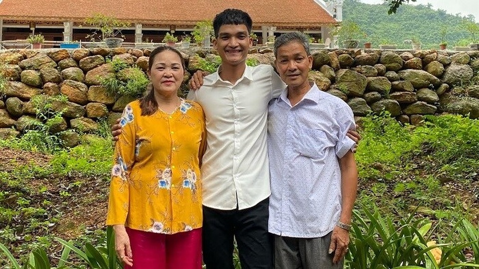 Mạc Văn Khoa ngậm ngùi: Bố mẹ bảo, hết dịch rồi hãy về! - 3