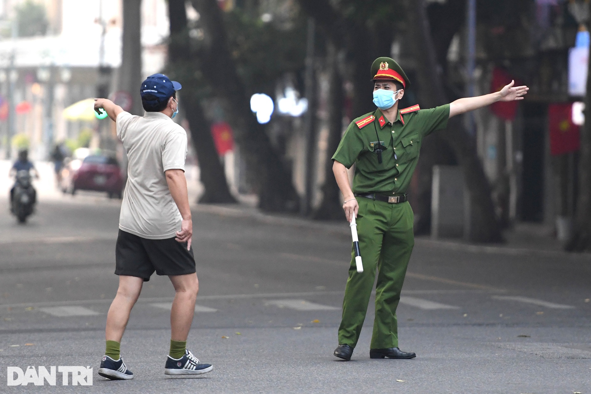 Phớt lờ quy định phòng dịch, người dân đổ ra hồ Gươm tập thể dục sáng - 11 Phớt lờ quy định phòng dịch, người dân đổ ra hồ Gươm tập thể dục sáng - 11