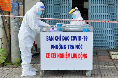 Cán bộ y tế đẩy xe xét nghiệm lưu động tận nhà dân, 5 phút là xong