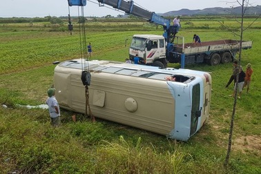 Xe chở công nhân lật xuống ruộng, ít nhất 10 người bị thương