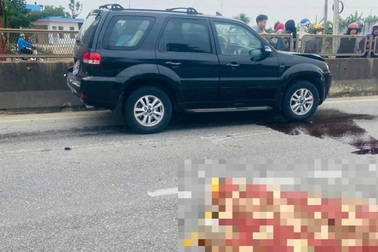 Va chạm với ô tô biển xanh, người đàn ông đi xe đạp tử vong