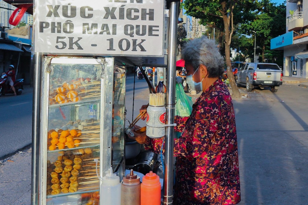 Covid-19 bùng phát, quầy hàng ế ẩm và nỗi buồn của cụ già 74 tuổi - 7 Covid-19 bùng phát, quầy hàng ế ẩm và nỗi buồn của cụ già 74 tuổi - 7