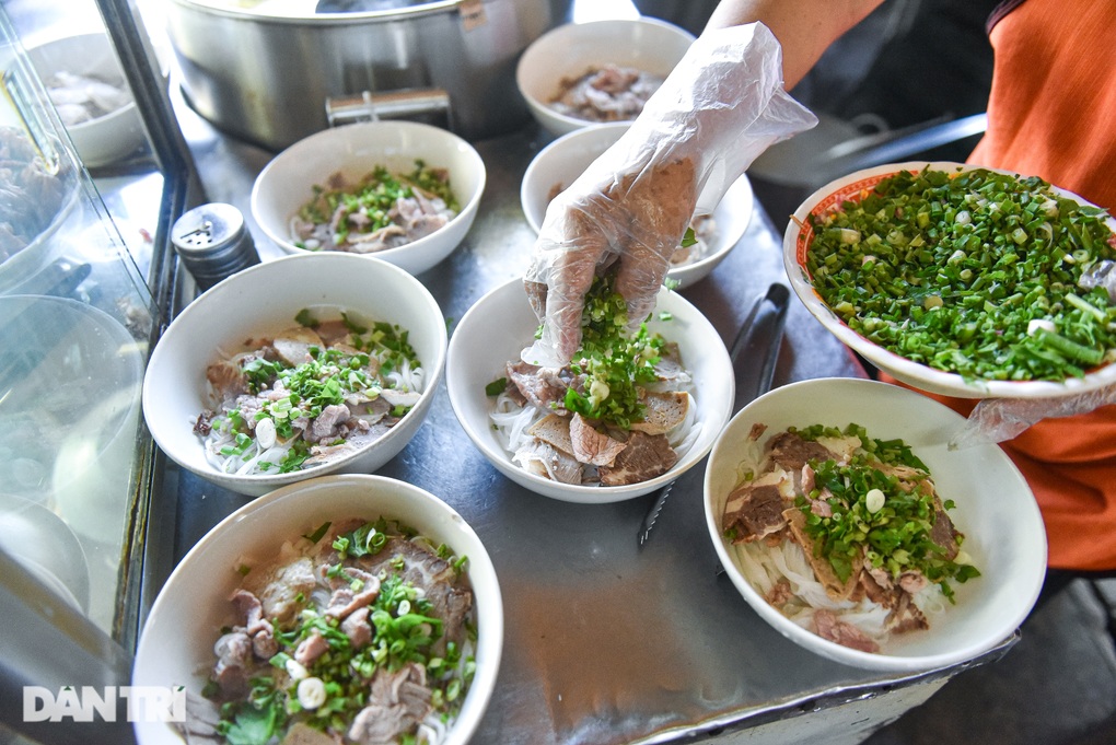 Quán phở gây thương nhớ, khách đông nườm nượp tại Đà Lạt của bà chủ U80 - 7 Quán phở gây thương nhớ, khách đông nườm nượp tại Đà Lạt của bà chủ U80 - 7
