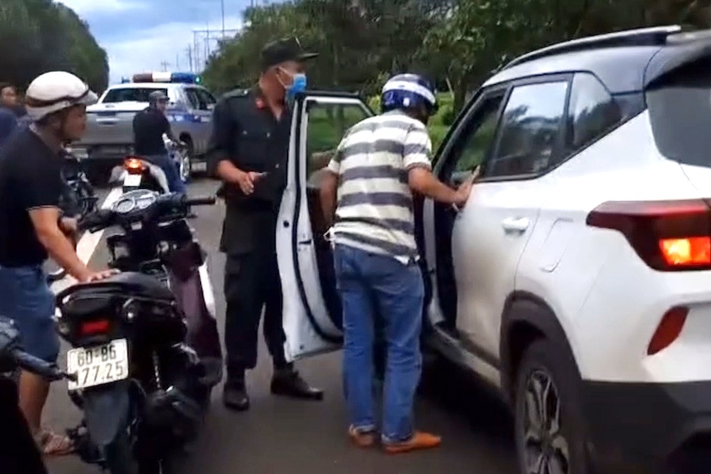 Sau va chạm giao thông, nữ tài xế lái ô tô rụng bánh chạy gần 10km - 3 Sau va chạm giao thông, nữ tài xế lái ô tô rụng bánh chạy gần 10km - 3