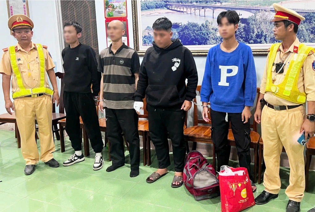 Công an Lâm Đồng tiếp nhận 4 đối tượng chém người ở Đà Lạt - 1 Công an Lâm Đồng tiếp nhận 4 đối tượng chém người ở Đà Lạt - 1