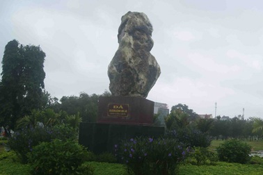 Vụ hòn đá bị “giam”: Chính quyền trả bà Sắc 50 triệu đồng