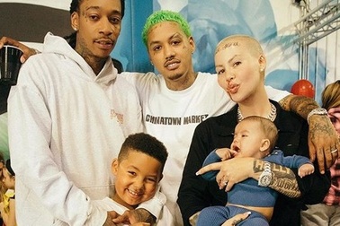 Amber Rose khoe ảnh chụp cùng chồng cũ và bạn trai mới