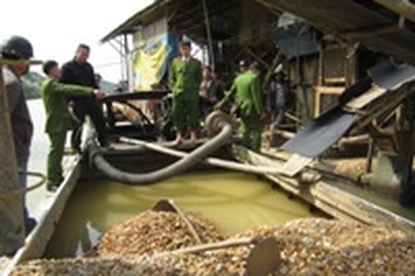 Bắt quả tang sà lan khai thác cát, sạn trái phép