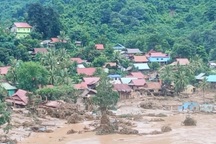 Xuất hiện vết nứt dài trên núi sau lũ, khẩn cấp sơ tán dân