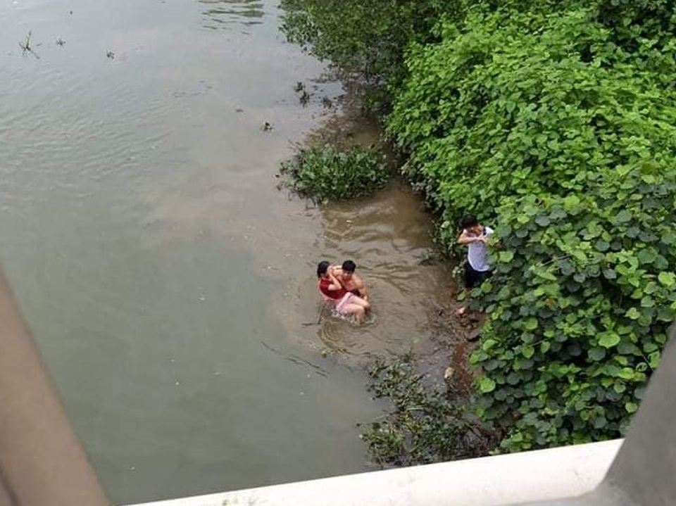 Gặp người dũng cảm vật lộn với Hà Bá cứu nữ sinh nhảy cầu - 1 Gặp người dũng cảm vật lộn với Hà Bá cứu nữ sinh nhảy cầu - 1