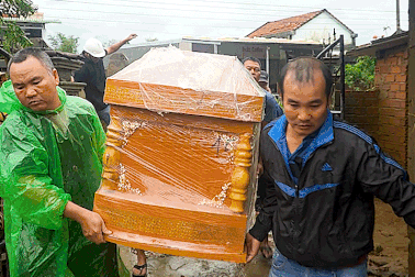 Nước mắt miền Trung sau lũ dữ